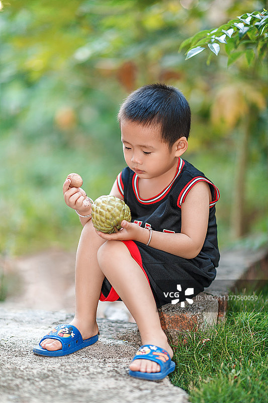 穿着篮球服的小男孩图片素材
