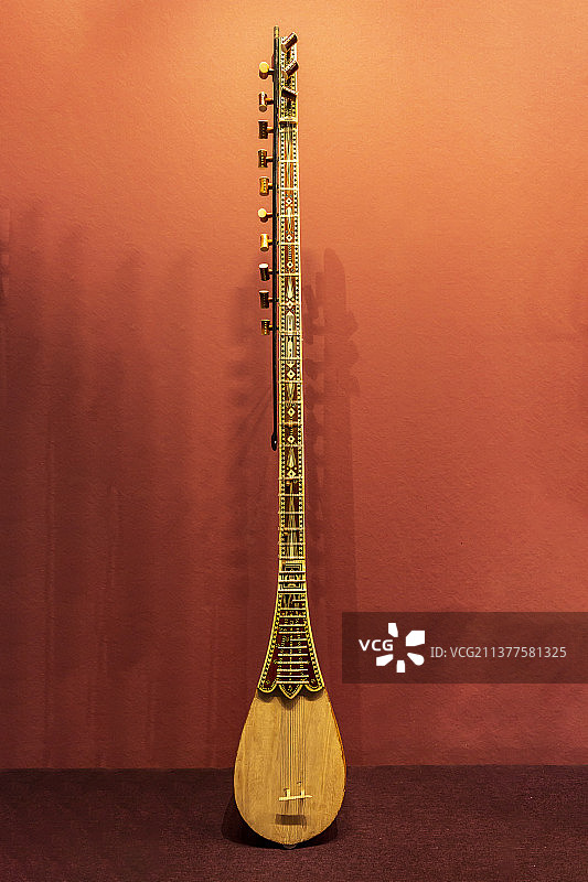 中国工艺美术馆：萨它尔（弦鸣擦奏乐器，维吾尔族，木制琴身、面板）图片素材