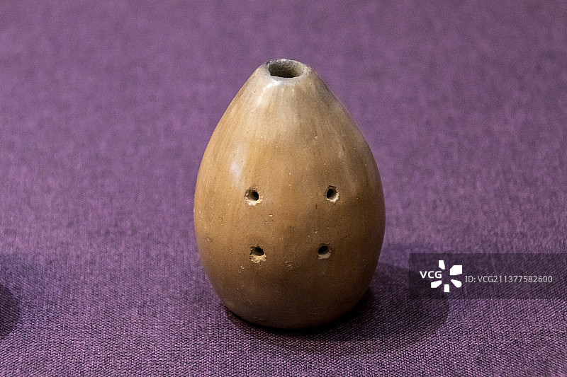 中国工艺美术馆：陶埙（气鸣边棱乐器，梅兰芳旧藏。卵形，素面无饰，六孔，正面四孔，背二孔）图片素材
