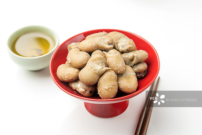 一盘煮蚕豆茴香豆特写白色背景图片素材