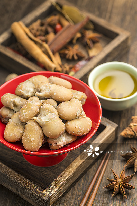 一盘煮蚕豆茴香豆煮乌豆与香料茶水特写木桌面背景图片素材