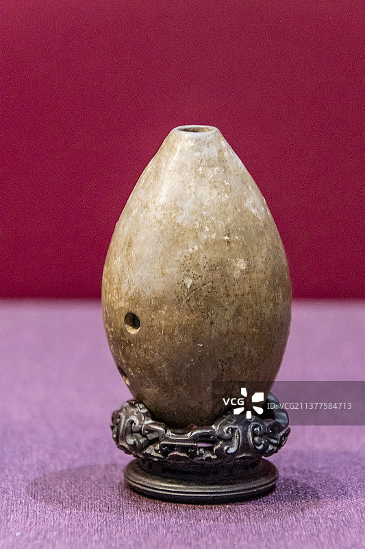 中国工艺美术馆：埙（气鸣边棱乐器，梅兰芳旧藏。陶制，正面三孔，背二孔）图片素材