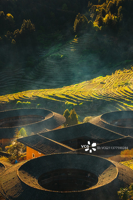 福建土楼代表——福建省漳州市南靖县书洋镇田螺坑土楼群（四菜一汤）与梯田户外黄昏高视角图片素材