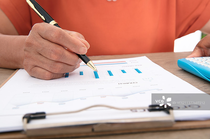 特写拍摄资深会计师手部使用计算器图片素材