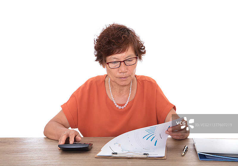 白背景前中国投资者正在分析文件资料图片素材