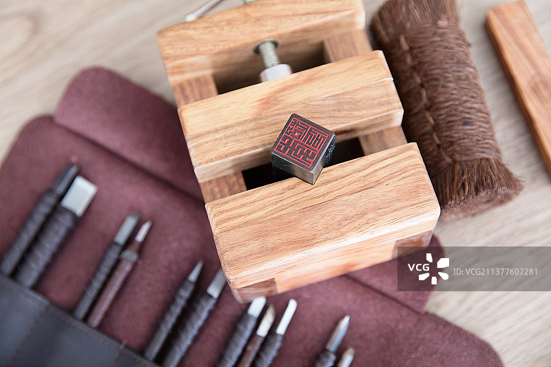 整齐的钢制刻刀和刻床及印章图片素材