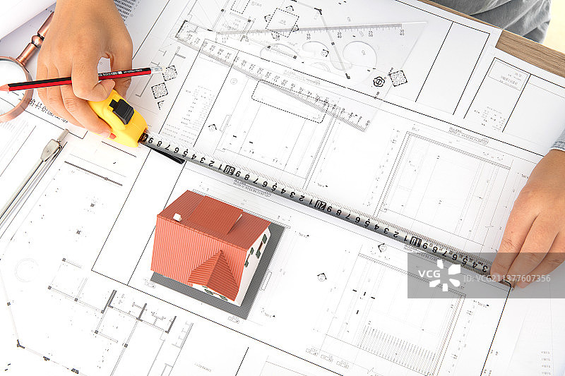 建筑设计师使用尺子测量来制作施工图图片素材