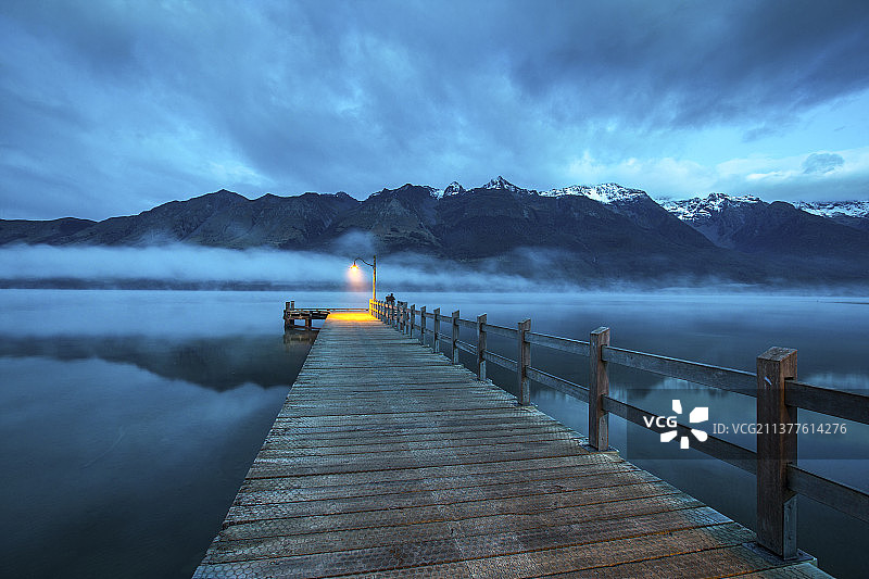 天堂湖日出栈桥图片素材