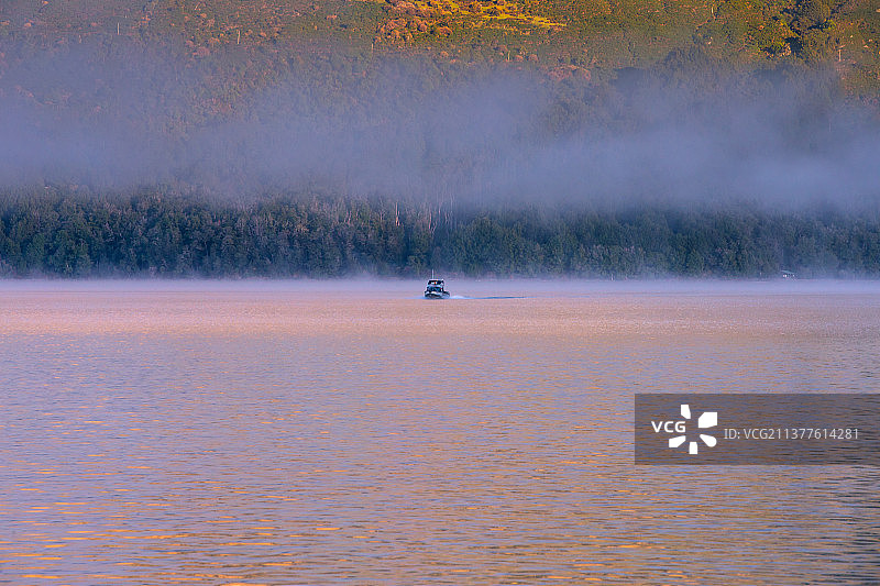 天堂湖秋色日出图片素材