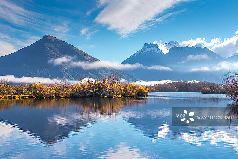 天堂湖秋色日出图片素材