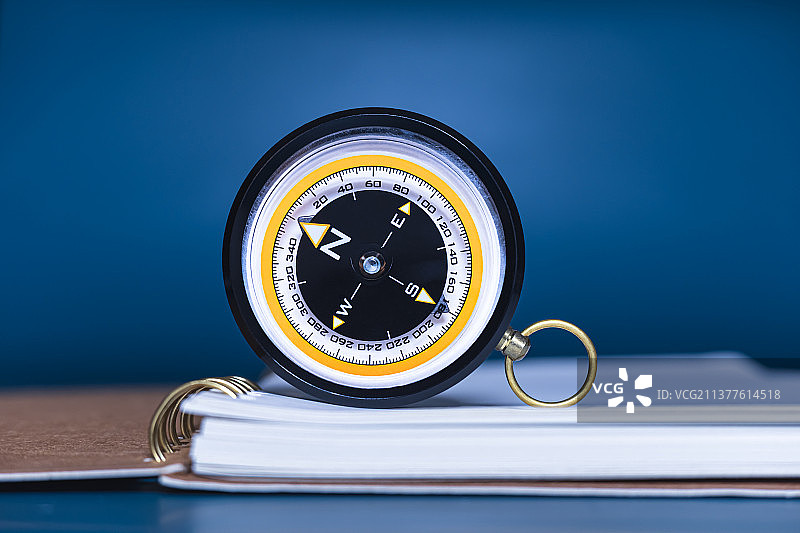 旅行日记上放置的指南针特写，水平视角视图图片素材