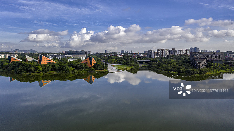 蓝天下的松山湖图片素材