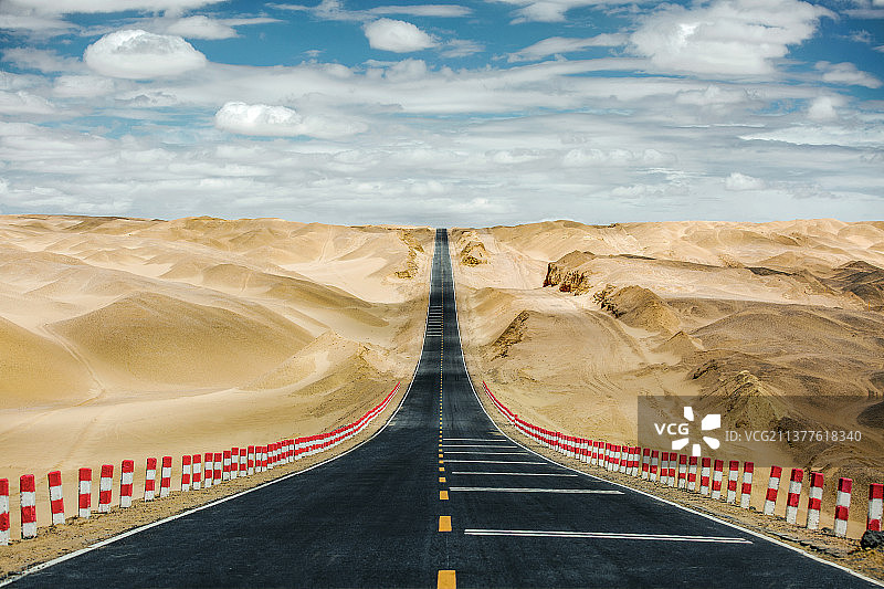 新疆天高云淡公路旅游美景壁纸汽车广告背景图图片素材