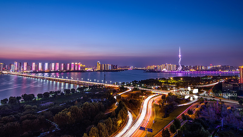 山东省临沂市地标风景——解放路沂河大桥夜景图片素材
