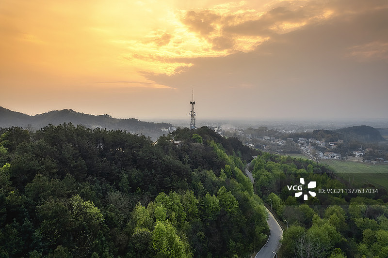 湖北武汉新洲区青龙山道观河景区村庄日落图片素材