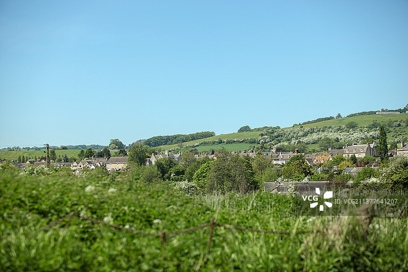 欧洲英国乡村小镇教堂建筑山间田园风光图片素材