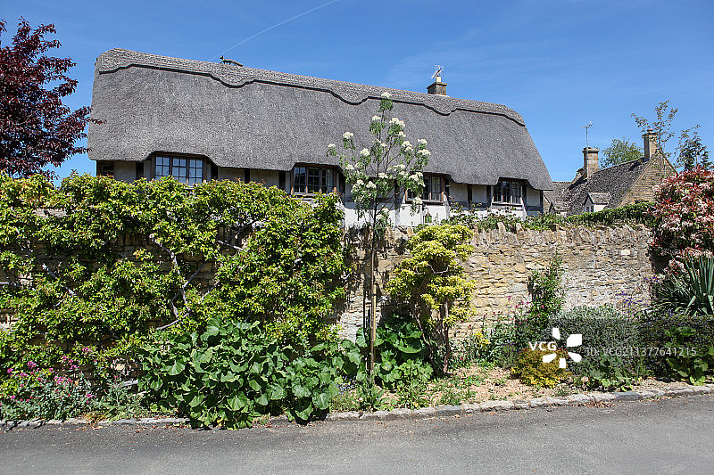 欧洲英国乡村小镇教堂建筑山间田园风光图片素材