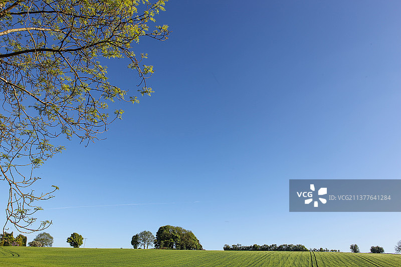 欧洲英国乡村小镇教堂建筑山间田园风光图片素材