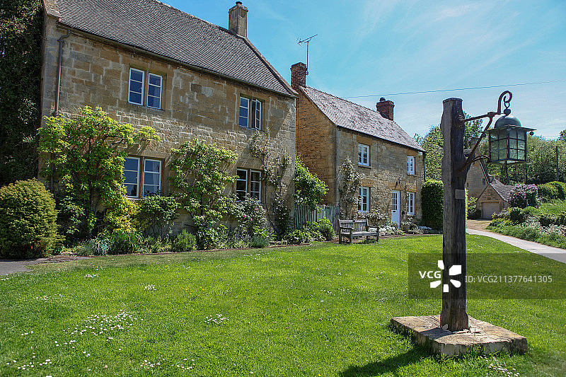 欧洲英国乡村小镇教堂建筑山间田园风光图片素材