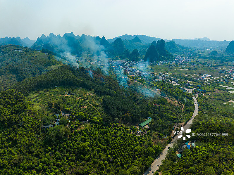 桂林阳朔清明节祭拜放炮图片素材