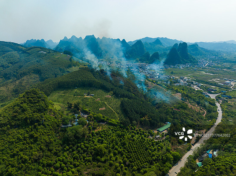 桂林阳朔清明节祭拜放炮图片素材