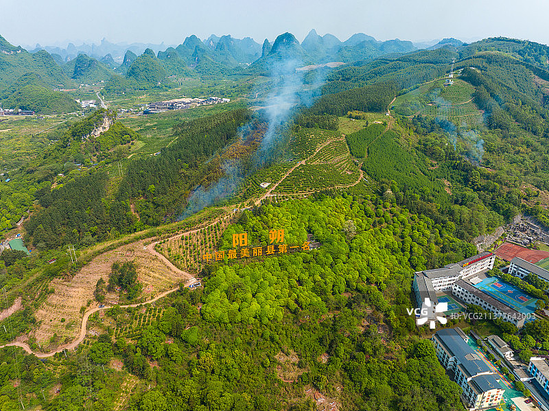桂林阳朔清明节祭拜放炮图片素材