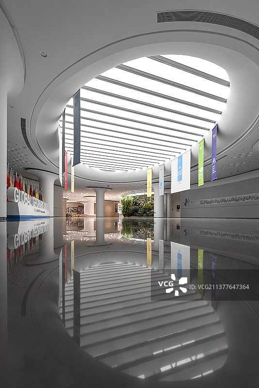 展馆内部空间，在透光的穹顶下显得更加空旷图片素材