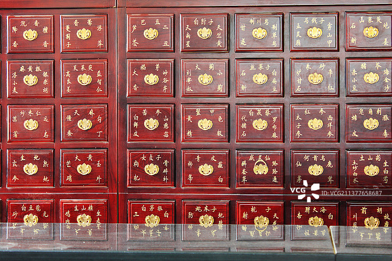 中国传统中医门诊中药柜图片素材