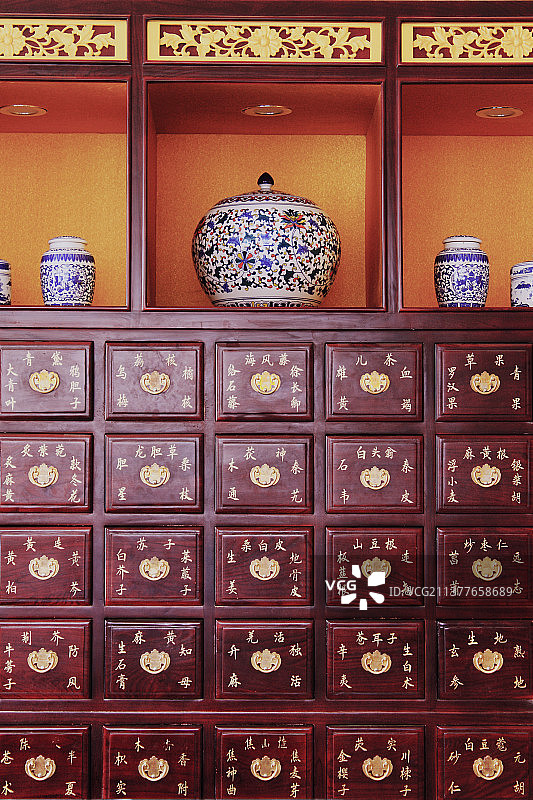 中国传统中医门诊中药柜图片素材