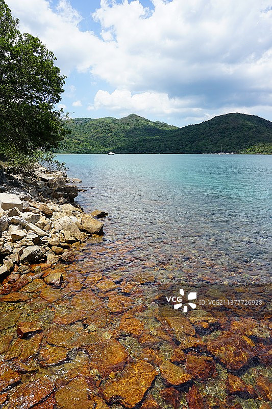 蓝天白云下的海边礁石, 清澈见底的海水, 香港西贡黄石码头, 壁纸主题图片素材