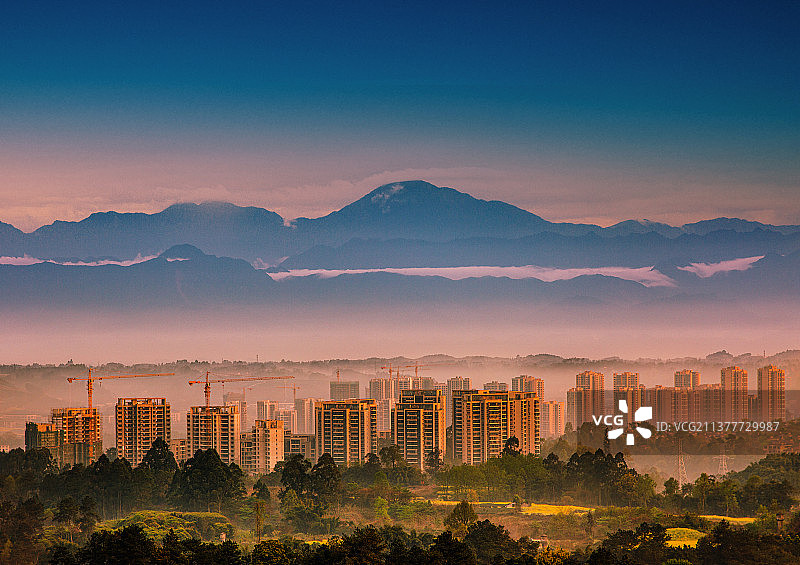 天空放晴时，成都市蒲江县可望见数十公里外的山脉图片素材