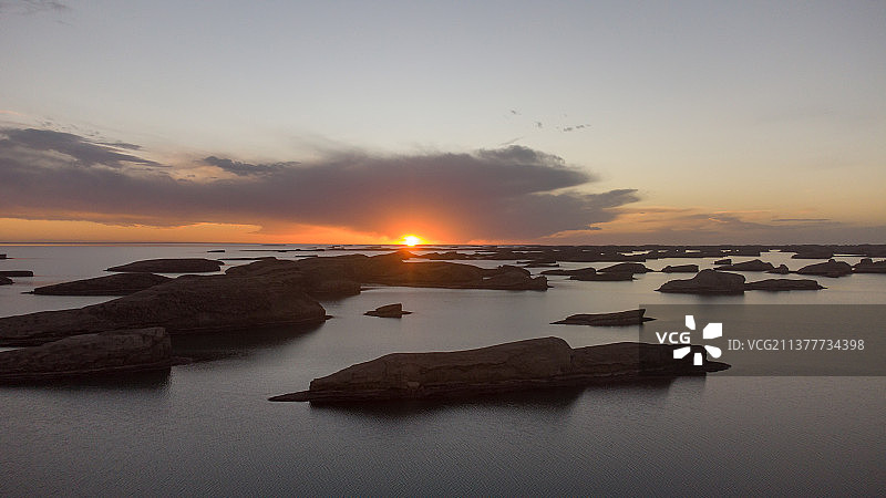 青海乌素特水上雅丹的日落晚霞图片素材