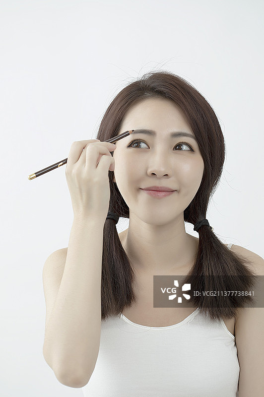 东方美女在画眉毛图片素材