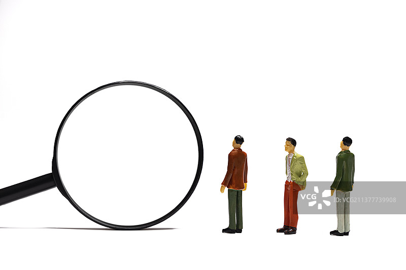 放大镜和微缩小雕像的特写，考核，通过，商业理念，成功与未来目标图片素材