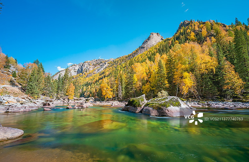 新疆阿勒泰富蕴县可可托海额尔齐斯大峡谷溪流岩石自然风光图片素材