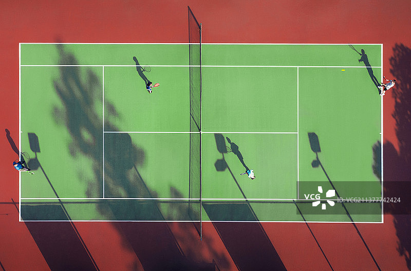 光影下的网球场图片素材