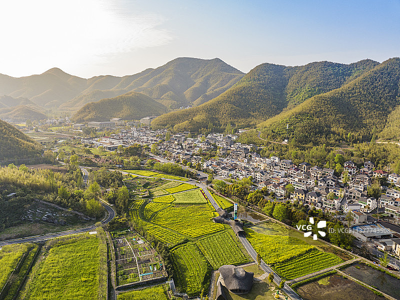 春季湖州市安吉天荒坪镇余村高视角航拍大景 油菜花田 美丽乡村图片素材