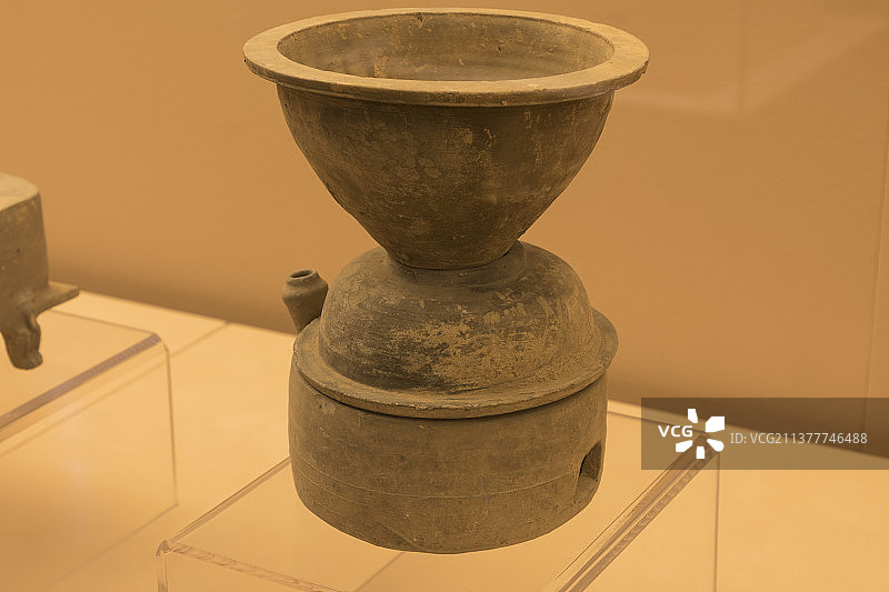 河南省郑州市大信家居博物馆：汉朝的灰陶灶图片素材