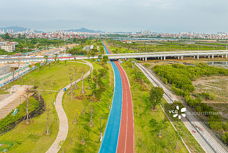 厦门翔安下潭尾滨海湿地公园彩虹跑道和火炬大桥航拍图片素材