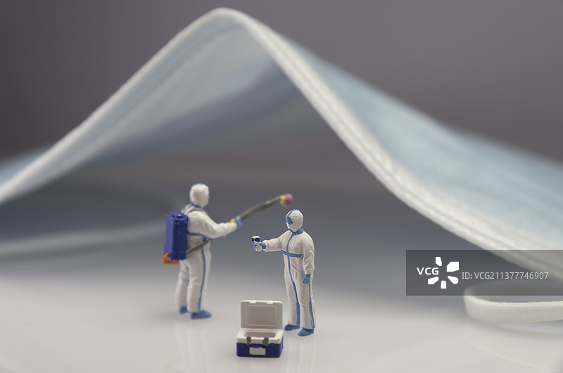 抗击疫情的大白医生在消毒图片素材