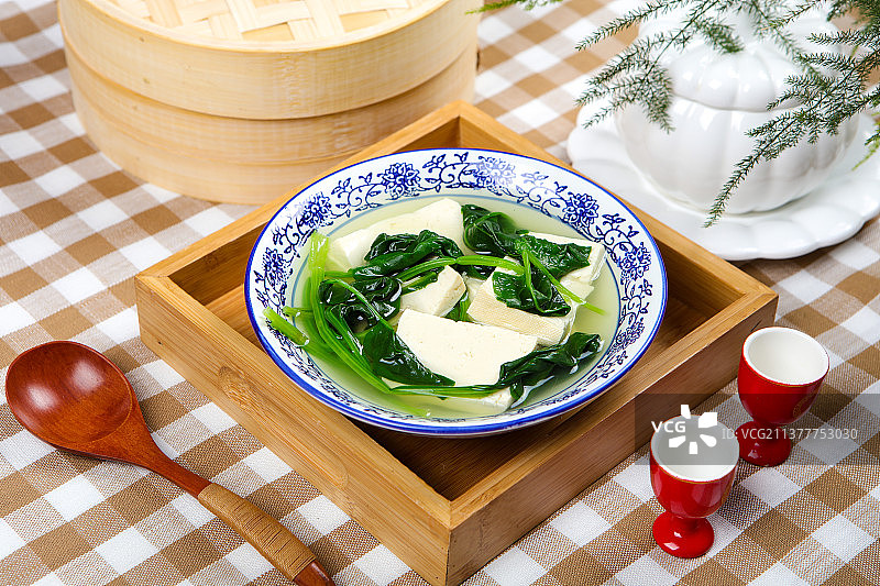 鲜美营养菠菜豆腐汤图片素材