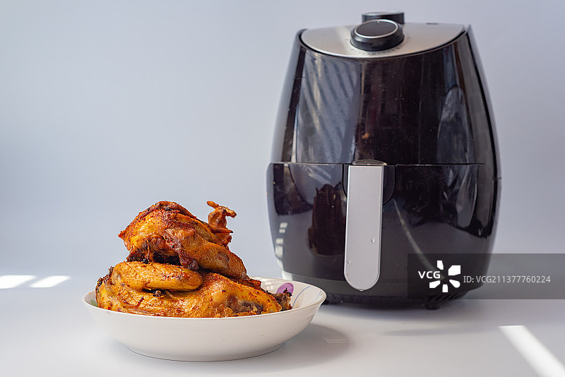空气炸锅做出来的金黄色的整只烤鸡图片素材