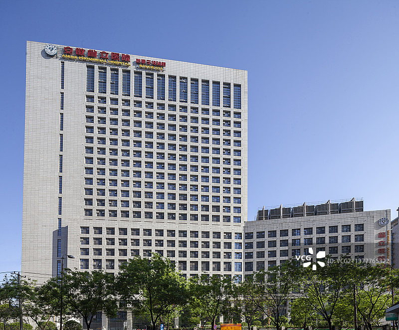 中国安徽省立医院门诊大楼和住院部图片素材