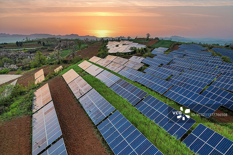 河南洛阳新安县仓头镇黄河边上光伏基地图片素材