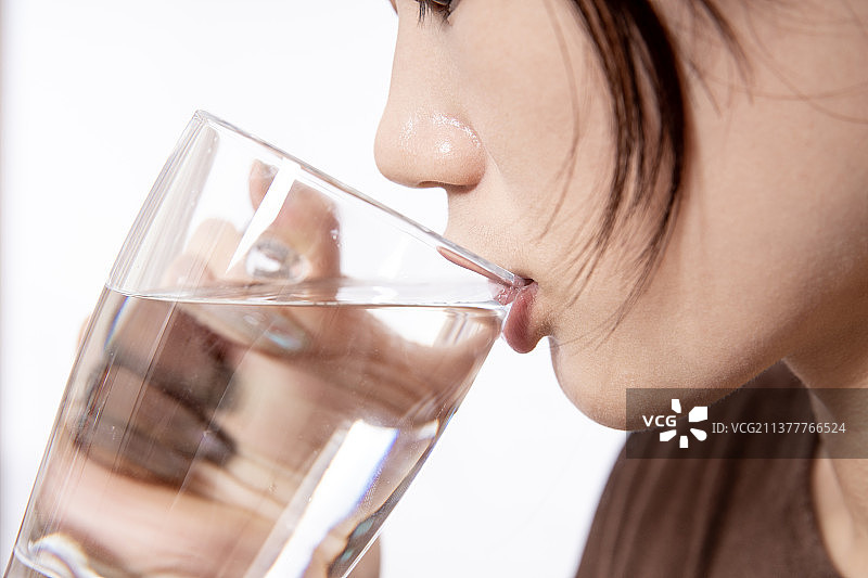 女生运动后大量喝水补充体液图片素材
