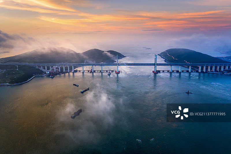 云雾飘绕福建平潭海峡公铁两用大桥图片素材