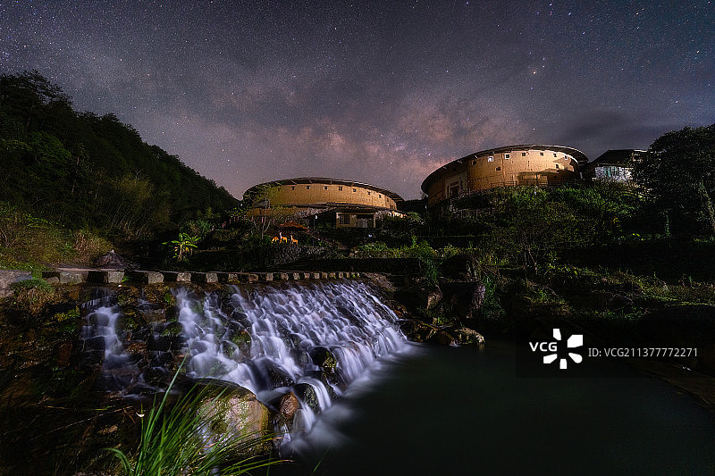 福建省龙岩市永定县初溪土楼群春季夜晚银河景观与瀑布长时间曝光图片素材