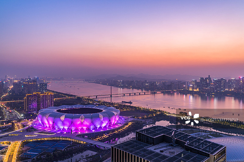 杭州亚运会主场馆奥体中心体育场夜景图片素材