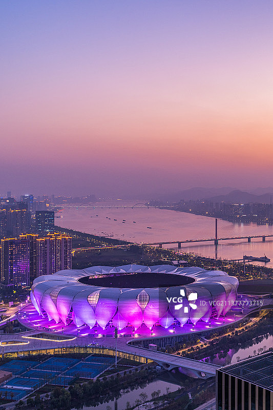 杭州亚运会主场馆奥体中心体育场夜景图片素材