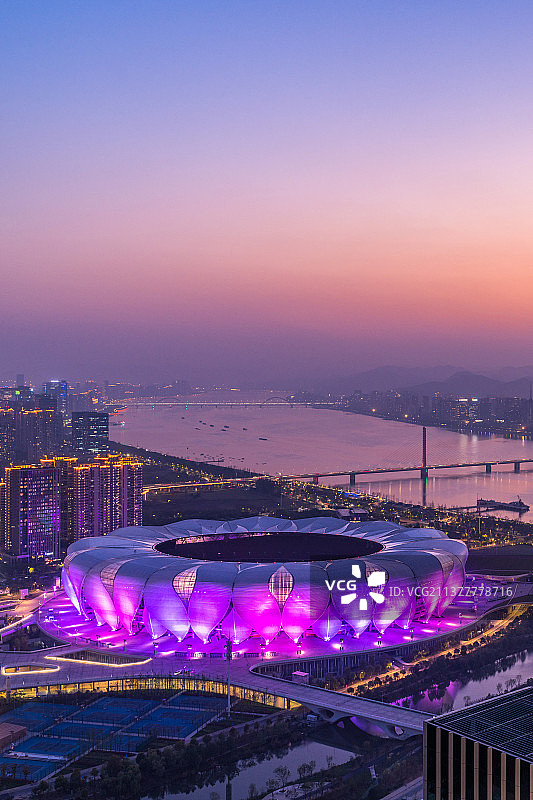杭州亚运会主场馆奥体中心体育场夜景图片素材